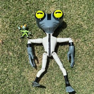 Ben 10 Grey Matter Binoculars figure and Grey Matter Mini figure Bundle